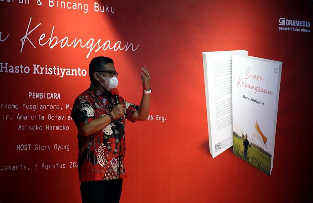 Sekretaris Jenderal PDI-P Hasto Kristiyanto dalam peluncuran buku karyanya yang berjudul “Suara Kebangsaan” di Jakarta, Minggu (7/8/2022). Hasto mengajak masyarakat Indonesia memiliki pemikiran bahwa Indonesia terlahir sebagai bangsa pemimpin.