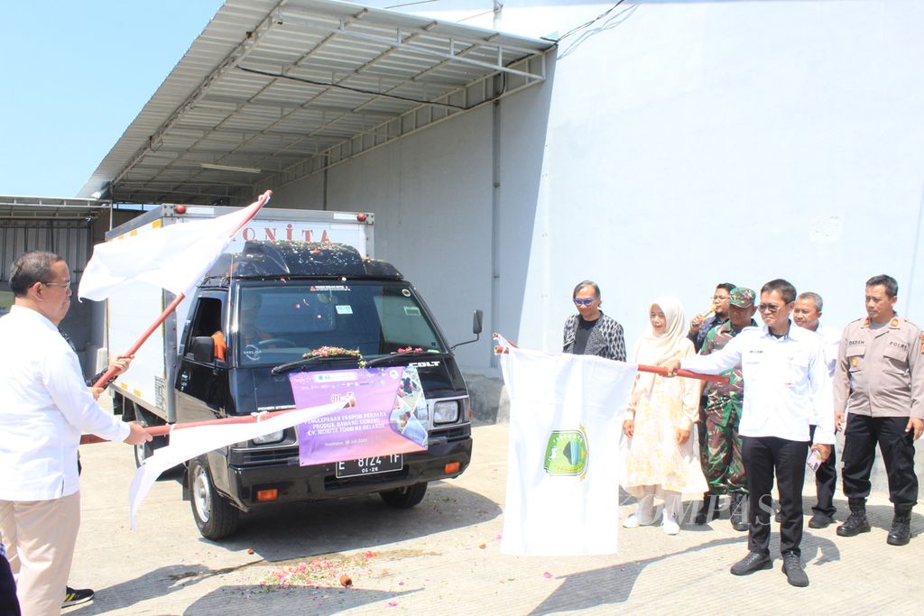 Kepala Perwakilan Bank Indonesia Cirebon Hestu Wibowo (kiri) melepas secara simbolis ekspor perdana produk bawang goreng CV Monita Food ke Belanda, Rabu (26/7/2023), di Kabupaten Kuningan, Jawa Barat.