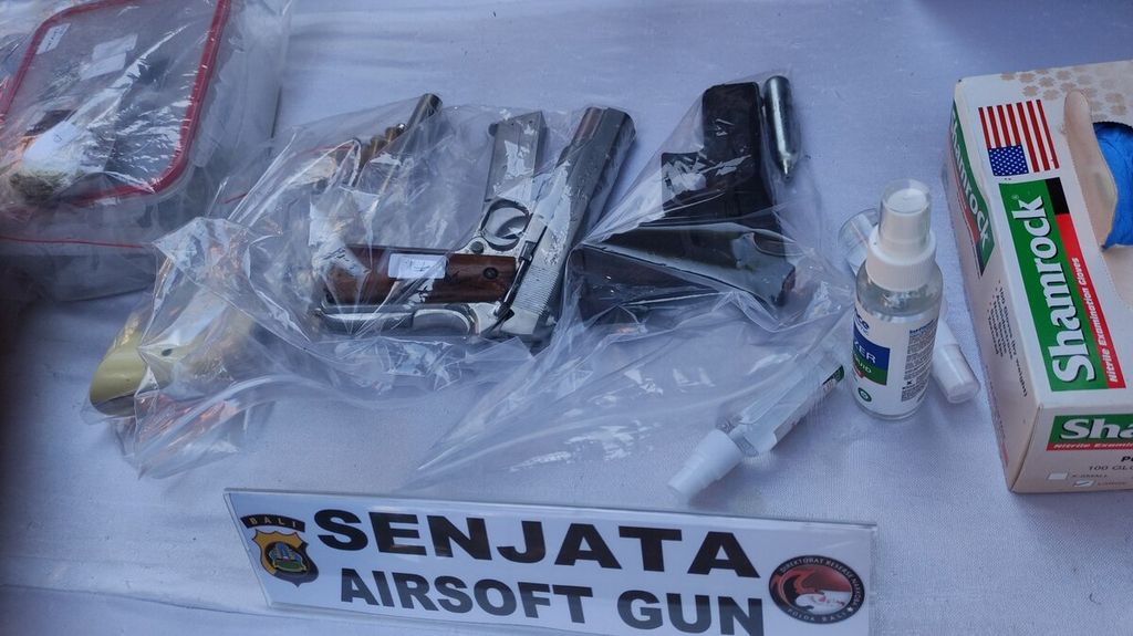 Direktorat Reserse Narkoba Polda Bali mengungkap kelompok pengedar narkotika, yang melibatkan warga negara asing. Dalam pengungkapan dan penangkapan tersangka kasus narkotika itu, Ditresnarkoba Polda Bali juga menyita tiga pucuk senjata repilka jenis <i>airsoft gun</i>. Seluruh barang bukti itu ditunjukkan dalam konferensi pers di Polda Bali, Kota Denpasar, Selasa (30/5/2023). 