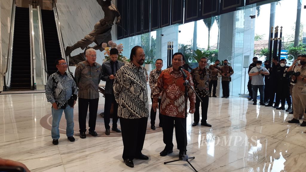 Ketua Umum Partai Gerindra Prabowo Subianto bersama Ketua Umum Partai Nasdem Surya Paloh memberikan keterangan pers seusai pertemuan di Nasdem Tower, di Jakarta, Rabu (1/6/2022).