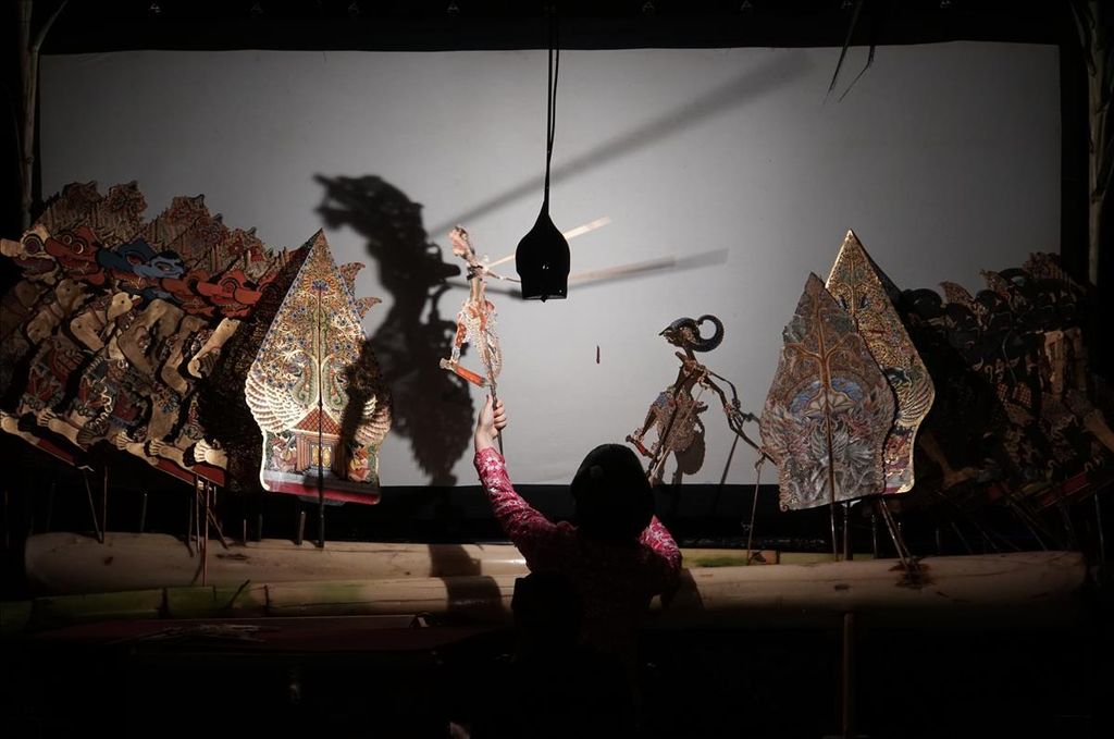 Mahasiswa Darmasiswa, Misaki Kishi, asal Jepang mendalang dengan mementaskan adegan perang Cakil di Teater Besar Institut Seni Indonesia Surakarta, Jawa Tengah, Selasa (18/6/2019) malam.