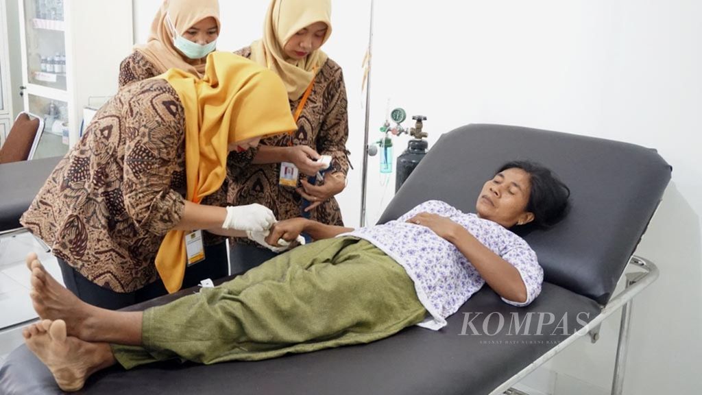 Seorang pasien dirawat di ruang unit gawat darurat Puskesmas Nipah, Desa Malaka, Lombok Utara, Nusa Tenggara Barat, Rabu (24/4/2019). Puskesmas yang rusak akibat gempa itu dibangun kembali menggunakan dana bantuan yang dihimpun dari pembaca harian <i>Kompas</i>.