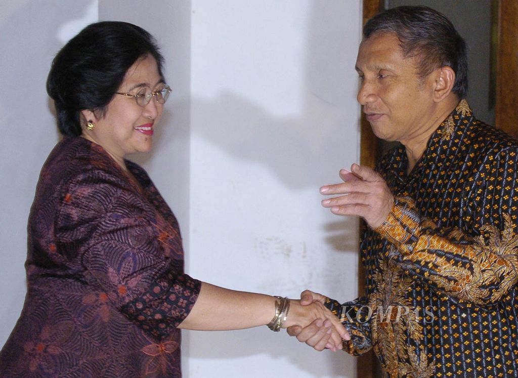 Presidential candidate from the Indonesian Democratic Party of Struggle, Megawati Soekarnoputri, shook hands with the Chairman of the National Mandate Party, Amien Rais, before entering Amien's residence in the Widya Chandra Complex, Jakarta, on Tuesday (10/8/2004). Amien stated that no commitment was made during his meeting with presidential candidate Megawati and that this meeting was the same as his meeting with presidential candidate Susilo Bambang Yudhoyono from the Democratic Party some time ago in Yogyakarta. According to Amien, PAN's stance on the second round of the presidential elections will be decided through a plenary meeting.