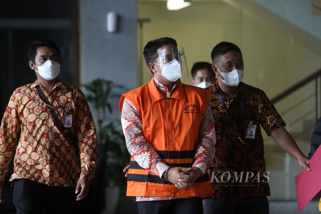 Mantan Direktur Jenderal Bina Keuangan Daerah Kementerian Dalam Negeri Mochamad Ardian Noervianto mengenakan rompi tahanan saat keluar dari ruang pemeriksaan di Gedung Merah Putih KPK, Jakarta, Rabu (2/2/2022).