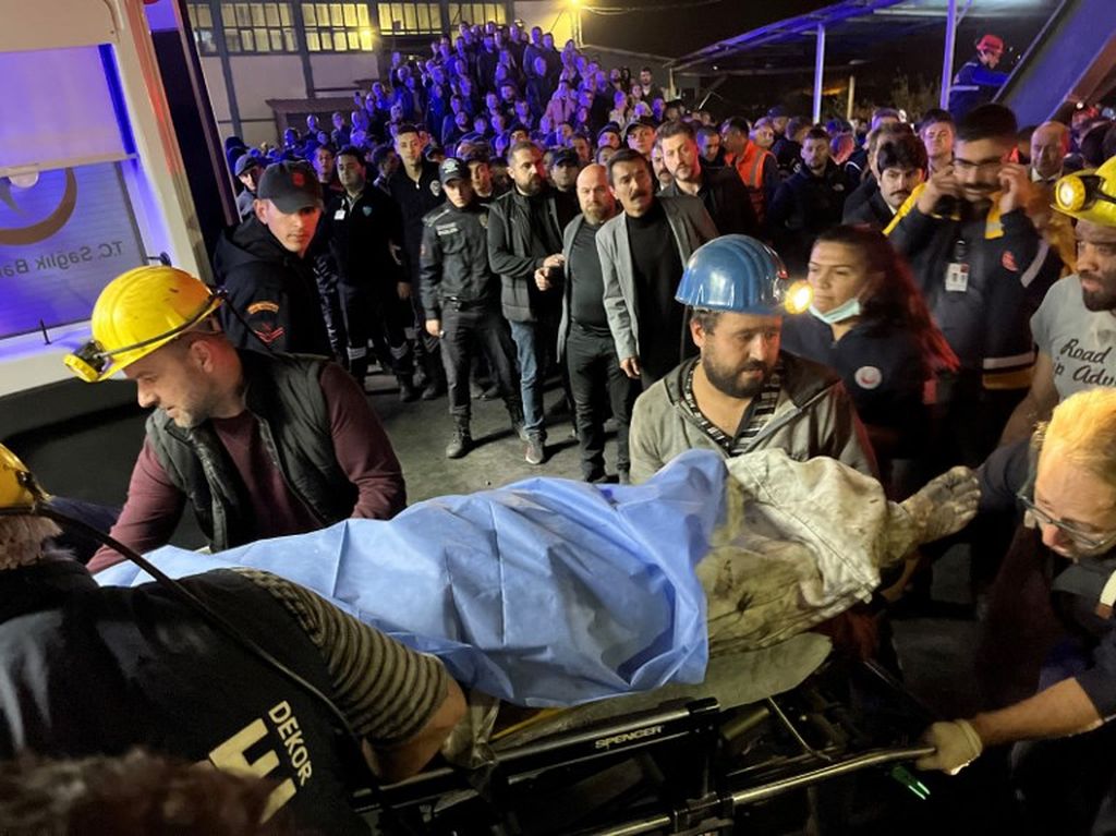 Seorang petambang dibawa dengan tandu oleh tim penyelamat setelah ledakan di sebuah tambang batubara di kota Amasra, Provinsi Bartin, Turki utara, Jumat (14/10/2022) malam. 