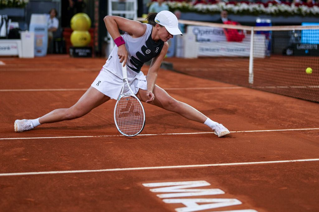 Aksi petenis Polandia, Iga Swiatek, dalam pertandingan perempat final WTA 1000 Madrid melawan petenis Kroasia, Petra Martic, di Madrid, Spanyol, Kamis (4/5/2023). Swiatek menang atas Martic, 6-0, 6-3. 