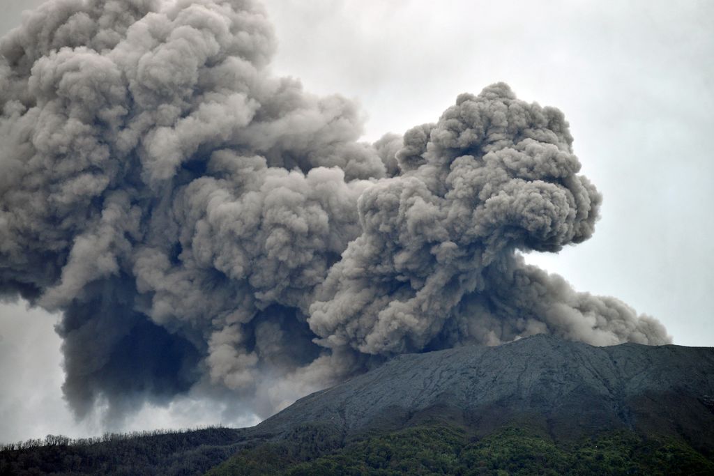 Gunung Marapi yang mengeluarkan abu vulkanik terlihat dari Nagari Batu Palano, Agam, Sumatera Barat, Senin (4/12/2023). Gunung dengan ketinggian 2.891 mdpl itu mengalami beberapa kali erupsi dan embusan sejak Minggu (3/12/2023) dengan status berdasarkan Pusat Vulkanologi dan Mitigasi Bencana Geologi ialah Waspada, level II. 