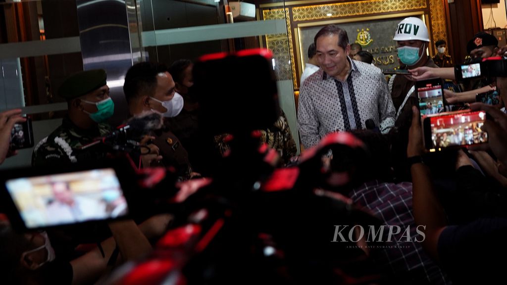 Mantan Menteri Perdagangan Muhammad Lutfi seusai menjalani pemeriksaan tindak pidana khusus di Gedung Bundar Kejaksaan Agung RI, Jakarta, Rabu (22/6/2022).  