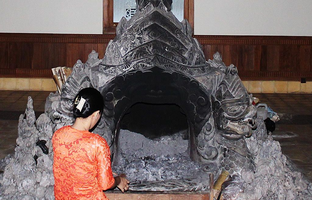 Dapur Ageung di Paseban Tri Panca Tunggal Cigugur, Kuningan, Jawa Barat. Ruang untuk berdoa di depan perapian yang dinyalakan dengan bambu atau awi dalam bahasa Sunda.