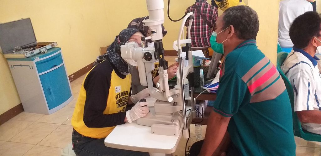 Salah satu dokter dari "Katamataku" FK UI sedang memeriksa pasien kusta di RS St Damian Lewoleba, Lembata, Jumat (29/7/2022). Pasien ini datang dari Adonara Flores Timur, sekitar 45 mil dari Lembata.