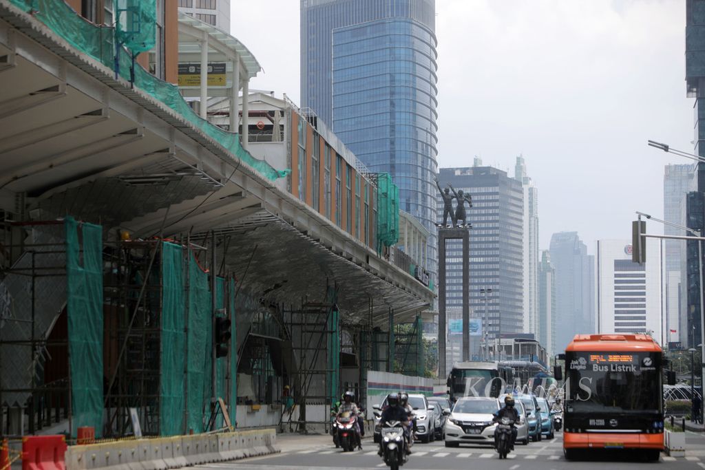 Halte Transjakarta Bundaran Hotel Indonesia di Jalan MH Thamrin, Jakarta Pusat, yang sedang dikerjakan pembangunannya, Sabtu (1/10/2022).