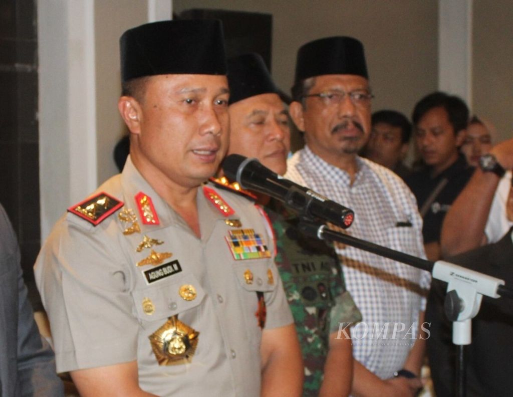 Kepala Polda Jabar Inspektur Jenderal Agung Budi Maryoto (kiri).