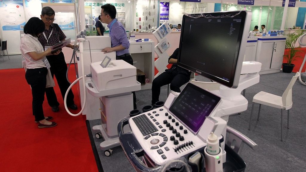 Berbagai peralatan kesehatan, seperti USG (ultrasonografi), ditawarkan di salah satu stan pameran obat dan peralatan kesehatan di JIExpo Kemayoran, Jakarta, Kamis (28/11/2019).