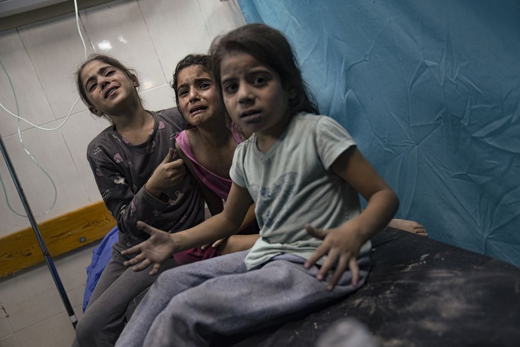 Anak-anak Palestina yang terluka akibat serangan Israel di Jalur Gaza tengah dirawat di rumah sakit di Khan Younis, Selasa (17/10/2023).
