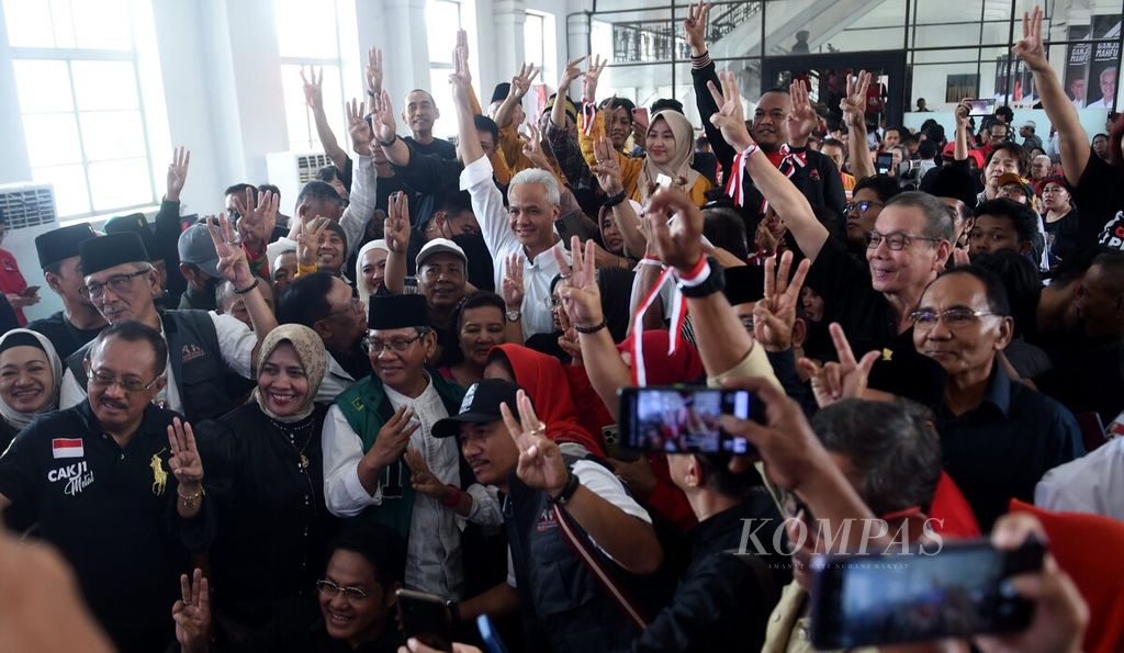 Calon presiden nomor urut 3 Ganjar Pranowo bersama relawan di Gedung Internatio, Surabaya, Sabtu (13/1/2024). 