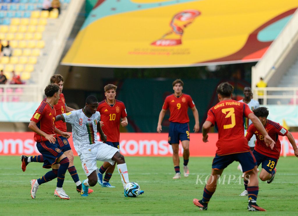 Kapten tim Mali, Ibrahim Diarra, membongkar pertahanan rapat pemain Spanyol pada laga Piala Dunia U-17 2023 di Stadion Manahan, Kota Surakarta, Senin (13/11/2023). Spanyol menang 1-0 atas Mali.  