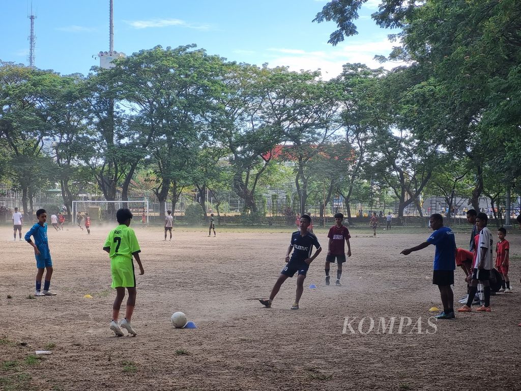 Anak-anak berlatih sepak bola di Lapangan Karebosi, Kota Makassar, Sulawesi Selatan, Minggu (25/6/2023).