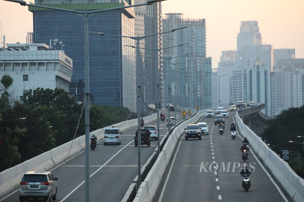 Pengendara sepeda motor melanggar aturan dengan melintas di Jalan Layang Non-Tol Prof Hamka, Casablanca, Jakarta Selatan, yang sering digunakan untuk memotong kemacetan di ruas jalan di bawahnya, Senin (24/8/2020).