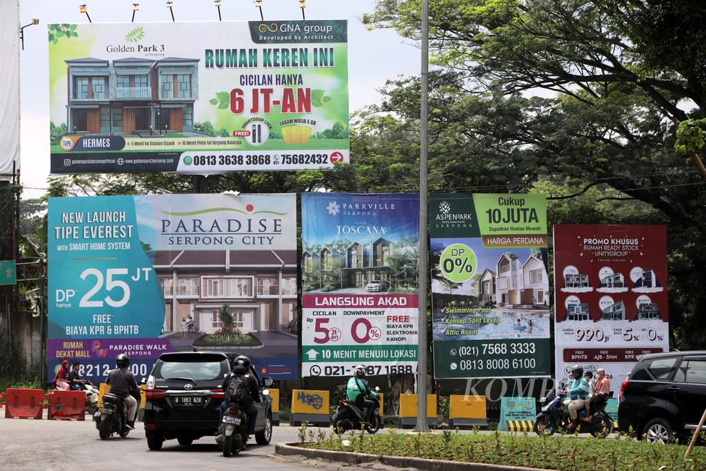 Baliho iklan perumahan terpasang di pinggir jalan di Serpong, Tangerang Selatan, Banten, Kamis (5/1/2022). Tawaran uang muka rendah hingga nol persen, kelengkapan fasilitas perumahan, dan promo-promo lainnya menjadi iming-iming pengembang untuk menarik konsumen. Harga rumah pada 2023 diperkirakan akan naik seiring dengan kenaikan harga material. Rumah subsidi rencananya akan naik 7 persen pada awal 2023. 