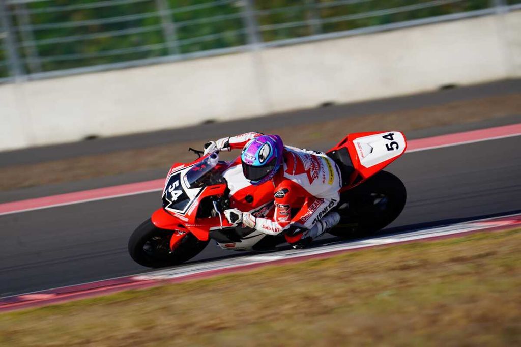 Pebalap tim Astra Honda Motor Veda Ega Pratama memacu motor CBR600RR dalam balapan 1 kelas Supersport 600 Asia Road Racing Championship putaran keempat di Sirkuit Mandalika, Lombok Tengah, NTB, Sabtu (27/7/2024). Veda finis di posisi keempat kemudian naik ke podium ketiga karena sanksi yang diterima oleh Mohammad Adenanta Putra karena pelanggaran bendera kuning.