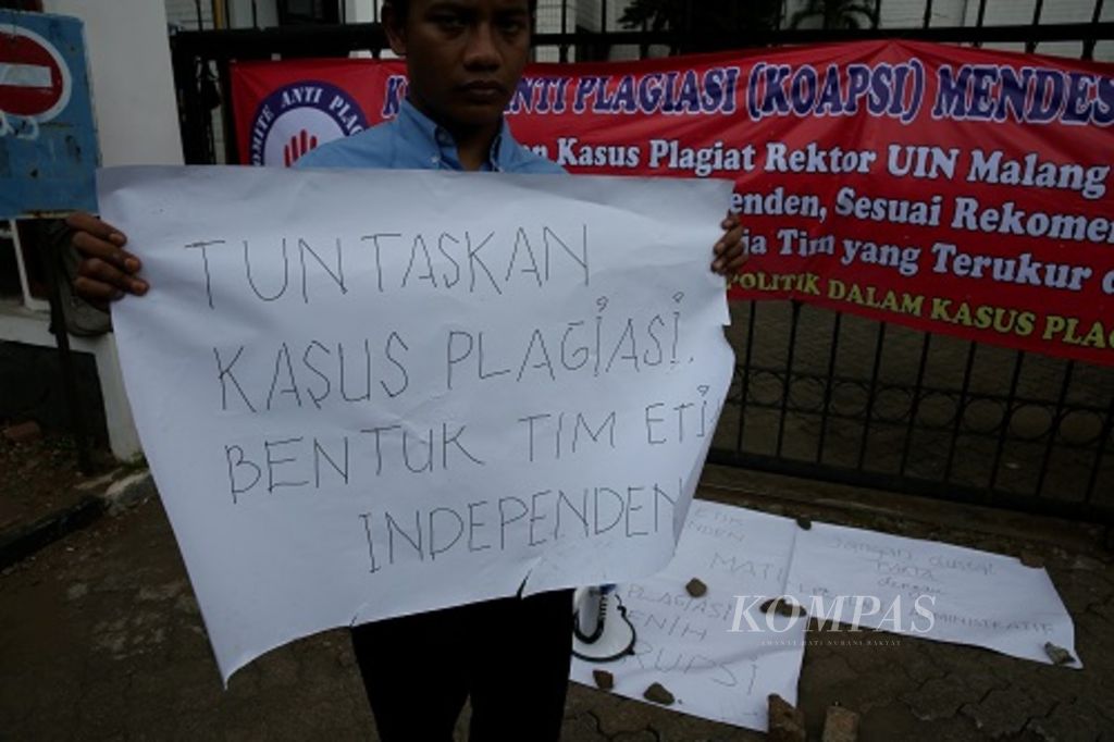 Aktivis dari Komite Anti Plagiasi berunjuk rasa di depan Gedung Kementerian Agama, Jakarta, Rabu (27/5/2017). Mereka meminta pemerintah menangani masalah plagiasi yang terjadi di sejumlah perguruan tinggi, serta dilakukan oleh mahasiswa, dosen, dan guru besar.
