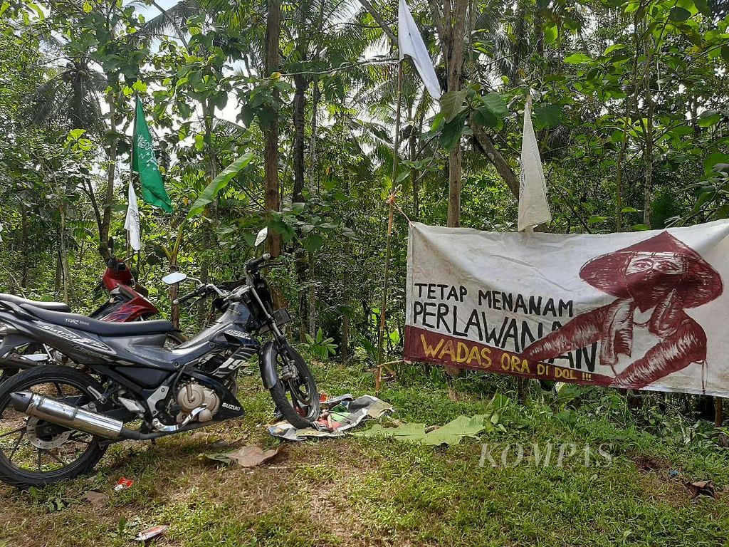 Posters containing the words of resistance from Wadas Village residents are still widely installed on the side of the road along Wadas Village, as seen, Monday (14/2/2022).
