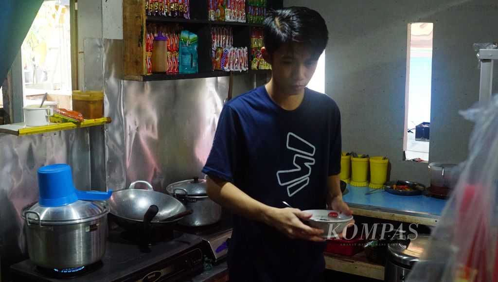Seorang pegawai sedang memasak makanan di Warung Burjo Samiasih, Desa Caturtunggal, Kecamatan Depok, Kabupaten Sleman, Daerah Istimewa Yogyakarta (DIY), Selasa (18/10/2022). 