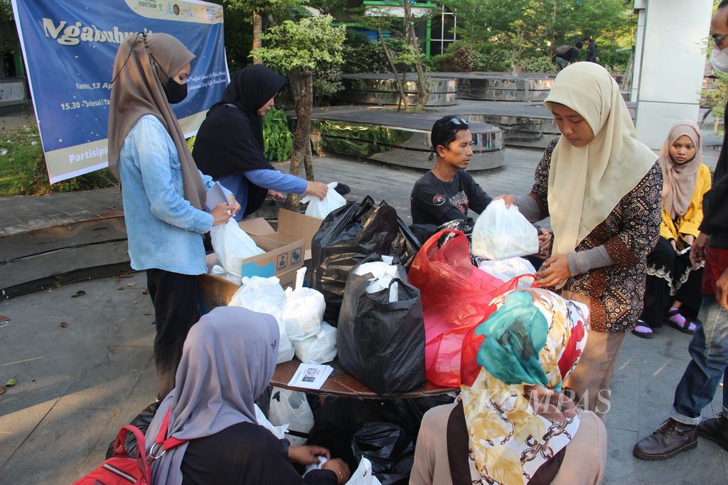 Para pegiat literasi di Kota Pontianak dan Kabupaten Kubu Raya melaksanakan kegiatan Ngabuburit Literasi, Kamis (13/4/2023), di Taman Digulis, Pontianak, Kalimantan Barat. Mereka juga berbagi takjil kepada warga.