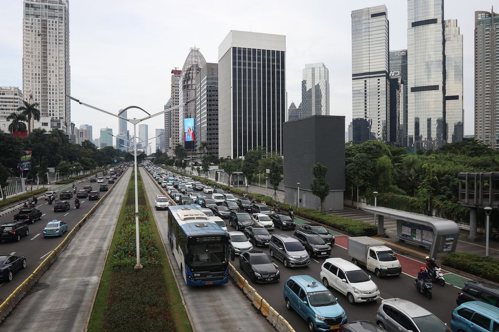 Kepadatan lalu lintas di Jalan Jenderal Sudirman, Jakarta, Selasa (6/12/2022). Badan Pusat Statistik mencatat, sektor transportasi mengalami inflasi tahunan (<i>year on year</i>) sebesar 15,45 persen pada November 2022. Angka ini menjadi yang tertinggi dibandingkan kelompok pengeluaran lain. Kenaikan harga bahan bakar minyak pada awal September 2022 turut memicu tingginya laju inflasi di sektor transportasi. 