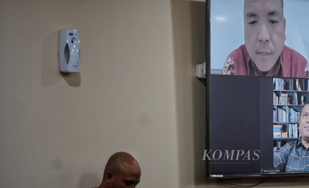 Layar menampilkan mantan Wakil Menteri Hukum dan HAM Denny Indrayana sebagai pelapor saat digelar Sidang Etik Majelis Kehormatan Mahkamah Konstitusi dengan agenda pemeriksaan pendahuluan dugaan pelanggaran etik Ketua MK Anwar Usman di Gedung 2 MK, Jakarta, Selasa (31/10/2023). 