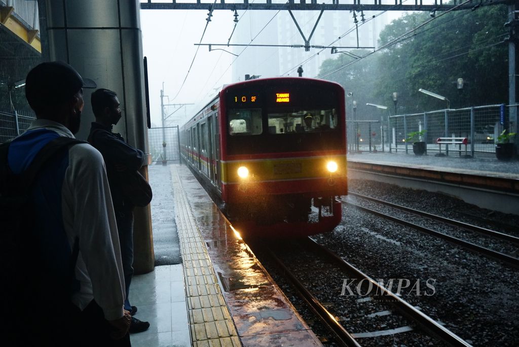 Ilustrasi. Sebuah rangkaian kereta rel listrik (KRL) tiba di Stasiun Palmerah, Jakarta, Kamis (30/3/2023). Setiap hari, sekitar 830.000 warga Jabodetabek bermobilitas dengan KRL.