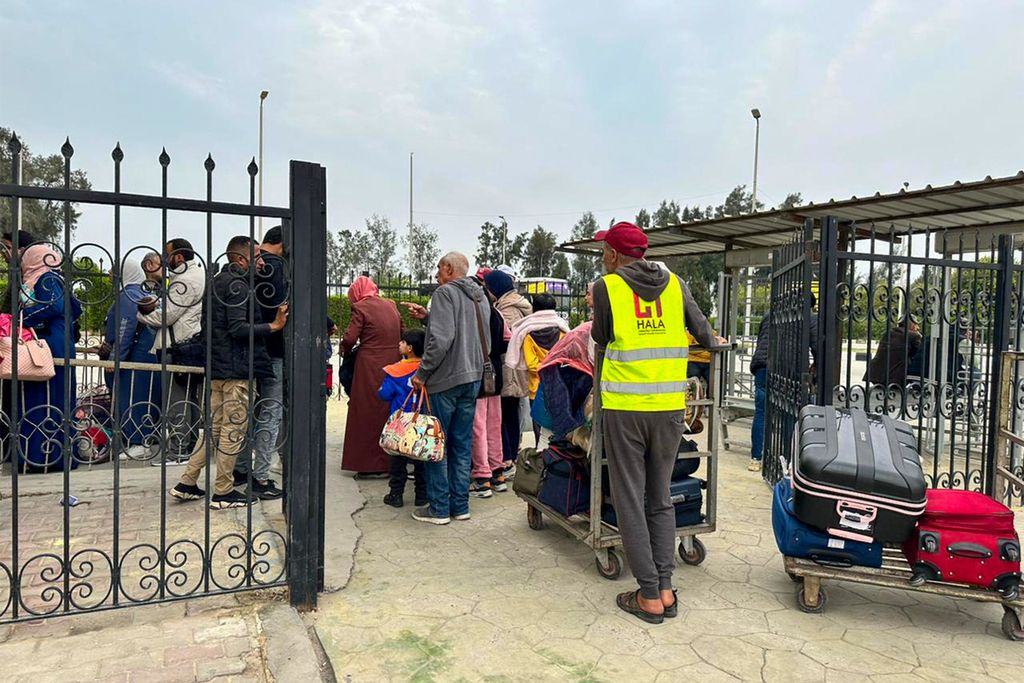 Warga Palestina dan pemegang kewarganegaraan ganda yang melarikan diri dari Gaza tiba di perbatasan Rafah sisi Mesir dengan Jalur Gaza pada Selasa (5/12/2023). 