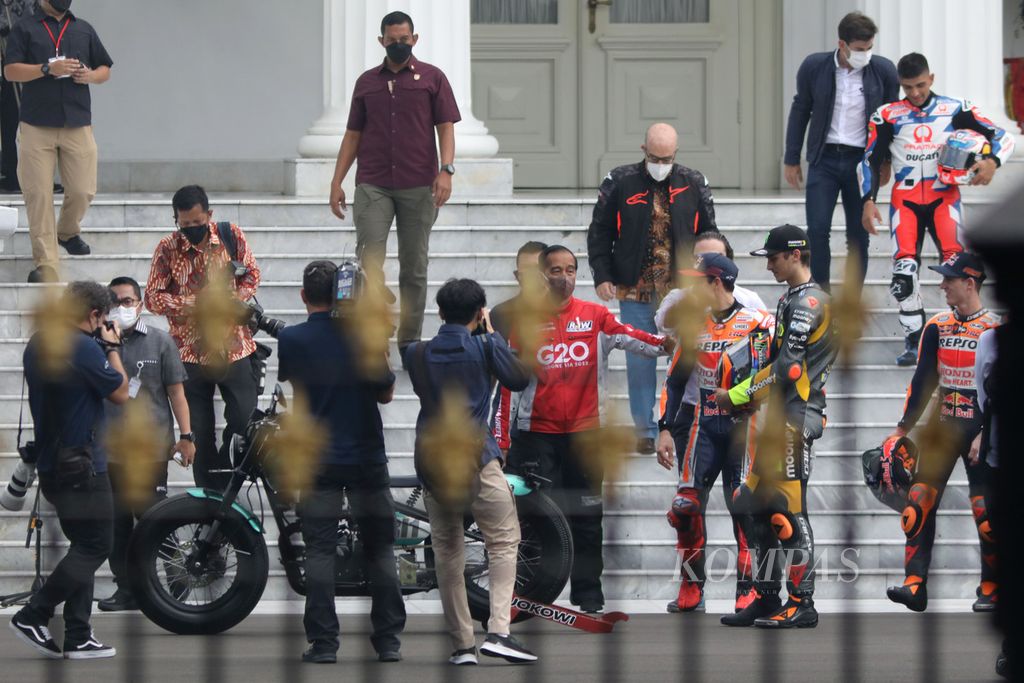 Presiden Joko Widodo bersama para pembalap MotoGP bersiap mengikuti parade pembalap di Istana Merdeka, Jakarta, Rabu (16/3/2022). Para pembalap tersebut diundang Presiden untuk minum teh dan menikmati makanan di Istana Merdeka. Setelah dari Istana, para pembalap mengikuti parade pembalap MotoGP dari Istana Merdeka menuju Hotel Kempinski di Kawasan Bundaran Hotel Indonesia. Parade pembalap digelar untuk menyambut dan memeriahkan gelaran MotoGP yang akan digelar di Sirkuit Pertamina Mandalika, Lombok, 18-20 Maret 2022. Selain itu parade ini juga sebagai perayaan kembalinya gelaran MotoGP di Indonesia setelah 25 tahun absen sebagai tuan rumah balapan ini. Kompas/Heru Sri Kumoro 16-03-2022