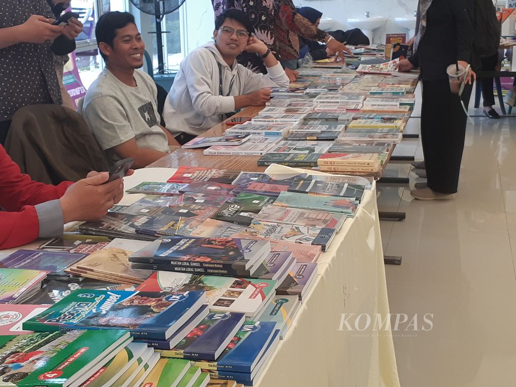 Ratusan buku yang dipamerkan dalam Festival Literasi Sumsel tahun 2022 di Komplek Olahraga Jakabaring Palembang, Sumatera Selatan, Sabtu (5/11/2022). Saat ini pengembangan perpustakaan terus dilakukan. 
