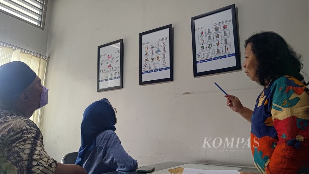 Pasangan suami istri berkonsultasi tentang proses pengangkatan anak di Yayasan Sayap Ibu, Jakarta Selatan, Rabu (10/5/2023).