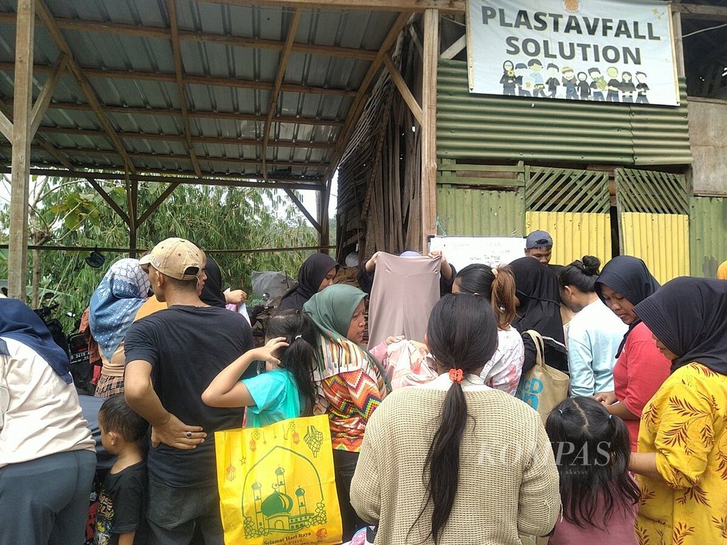 Warga Kampung Cilalareun, Desa Cipanjalu, Kecamatan Cilengkrang, Kabupaten Bandung, Jawa Barat, mengikuti pasar barter yang diselenggarakan pada Minggu (26/11/2023).