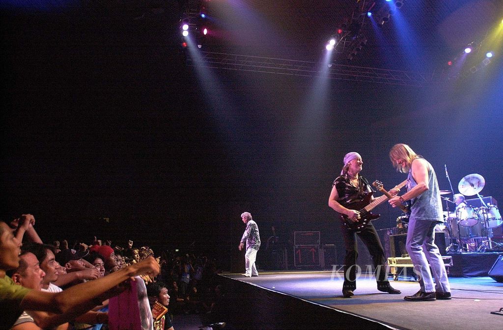 Deep Purple Mark 8 beraksi dalam sebuah konser di Jakarta, 30 April 2002. Dari kiri ke kanan adalah Ian Gillan (vokal), Roger Glover (bas), Steve Morse (gitar), dan Ian Paice (drum).