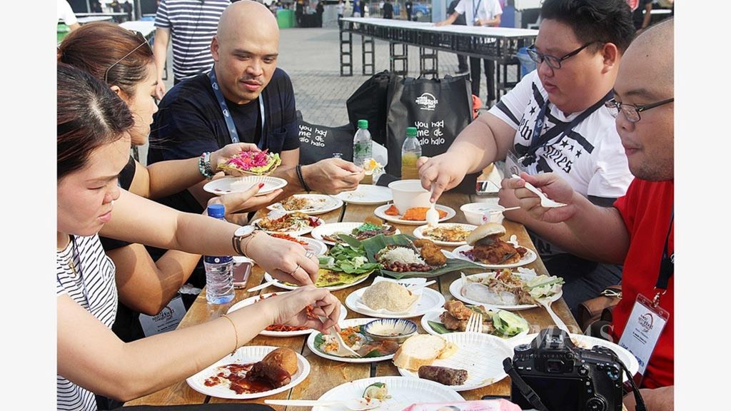 Para pemburu makanan menikmati makan bersama di acara jambore World Street Food Congress 2017 di Manila, Filipina, Rabu (31/5/2017) hingga Minggu (4/6/2017). Martabak Indonesia menjadi primadona dalam jambore jajanan dunia itu. 