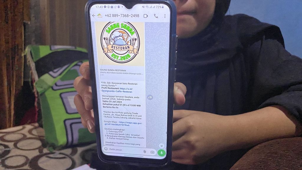 Vina (19), bukan nama sebenarnya, saat menunjukkan undangan wawancara yang mengatasnamakan perusahaan fiktif.