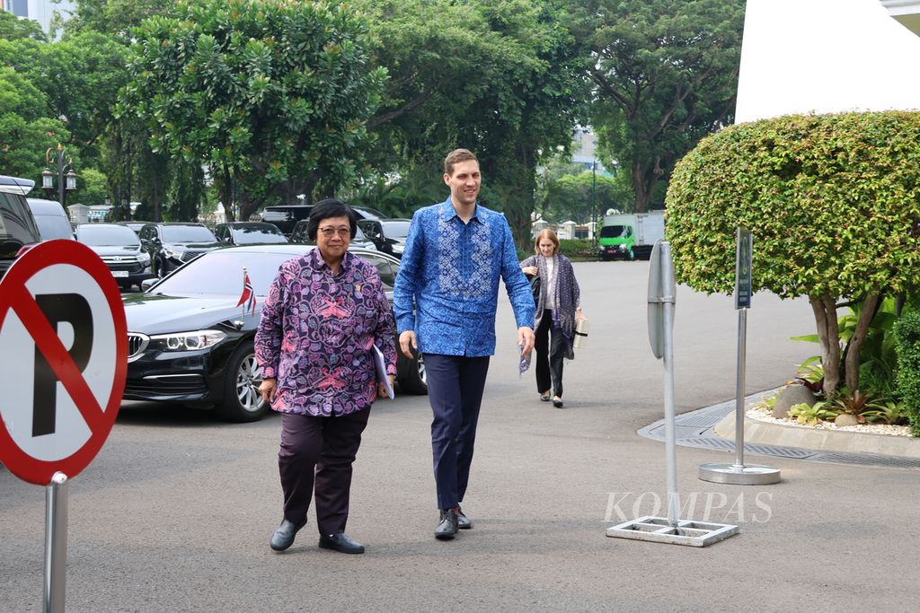 Menteri Lingkungan Hidup dan Kehutanan Siti Nurbaya Bakar (kiri) dan Menteri Iklim dan Lingkungan Norwegia Andreas Bjelland Eriksen (kanan) tiba di Kompleks Istana Kepresidenan, Jakarta, Minggu (2/6/2024). Presiden Joko Widodo menerima Eriksen di Istana Merdeka, Jakarta.