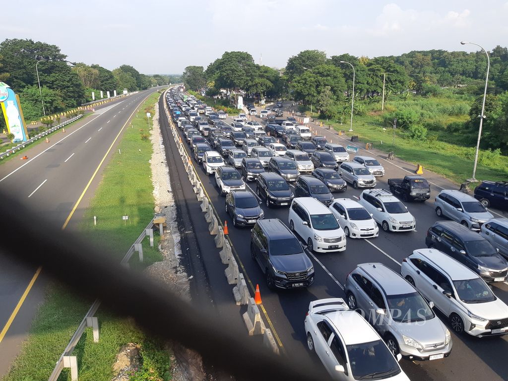 Kendaraan memadati lajur B yang mengarah ke Jakarta di Jalan Tol Palimanan-Kanci Kilometer 208, Cirebon, Jawa Barat, Sabtu (13/4/2024). 