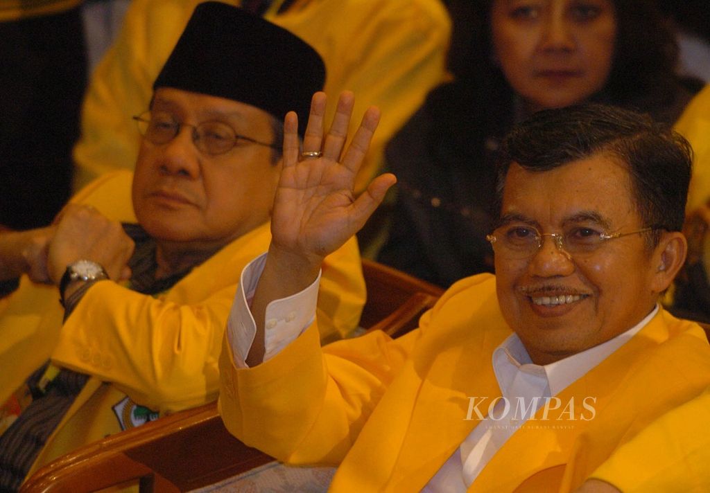 Jusuf Kalla terpilih sebagai Ketua Umum DPP Partai Golkarpada Munas VII Partai Golkar di Nusa Dua, Bali, Minggu(19/12/2004). Jusuf Kalla yang waktu itu sudah menjabat Wakil Presiden menggantikan Ketua Umum Golkar sebelumnya, Akbar Tandjung.