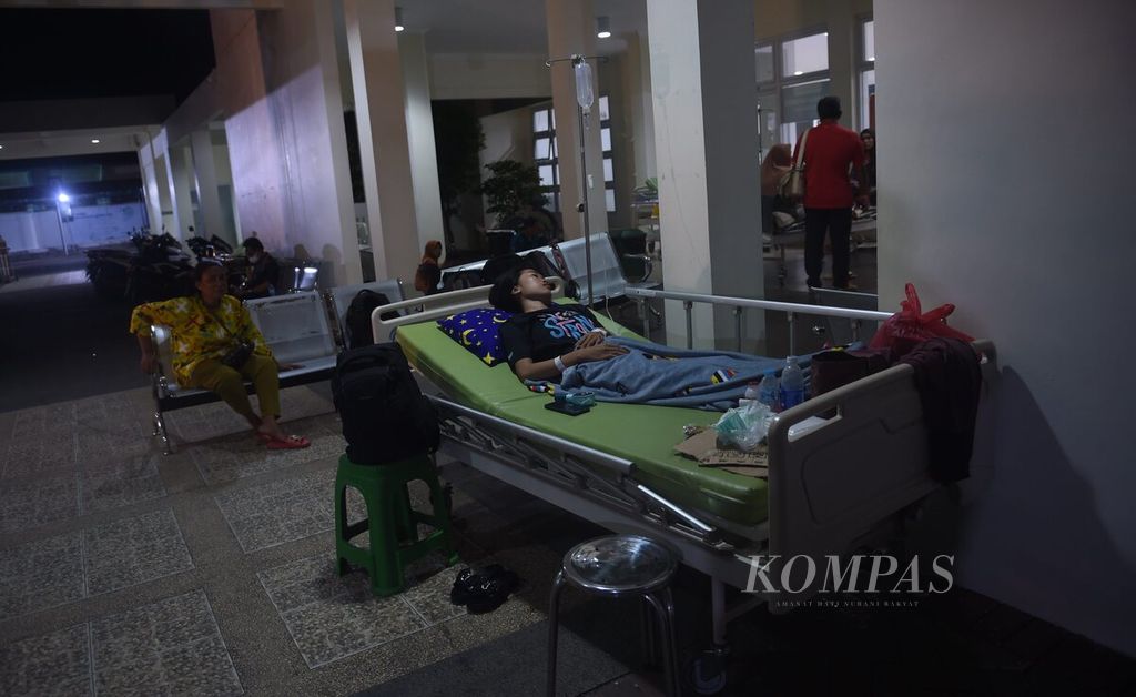 Pasien ditempatkan di luar RS Umar Mas’ud untuk antisipasi gempa susulan di Kecamatan Sangkapura, Pulau Bawean, Kabupaten Gresik, Jawa Timur, Sabtu (23/3/2024). 