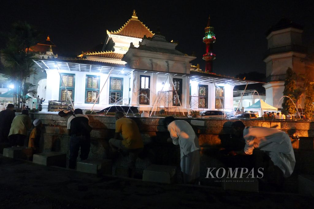 Jemaah mengambil air wudu sebelum shalat Tarawih Ramadhan 2024 perdana di Masjid Agung Palembang, Sumatera Selatan, Senin (11/3/2024). Masjid ini dibangun selama 10 tahun, antara 1738 dan 1748 pada era kekuasaan Sultan Mahmud Badaruddin I.