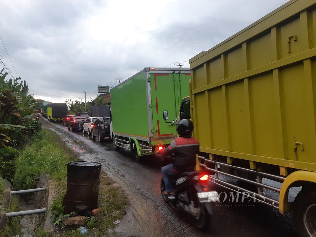 Truk dan kendaraan pribadi terjebak kemacetan di ruas jalan Palembang-Betung, Minggu (16/4/2023). Kemacetan disebabkan oleh tingginya volume kendaraan tidak sebanding dengan lebar jalan.
