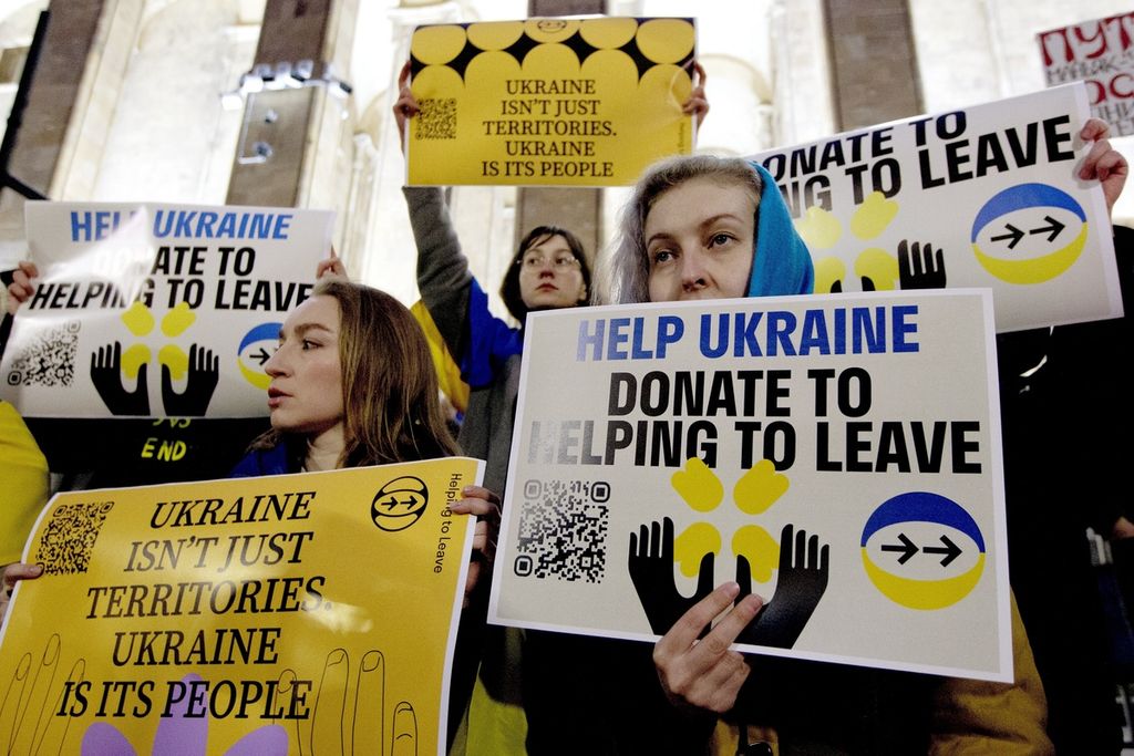Ukrainian residents living in Georgia, together with other demonstrators, held up posters during a protest against Russian military aggression towards Ukraine commemorating two years of war in Ukraine in Tbilisi, Georgia, on Saturday (24/2/2024).