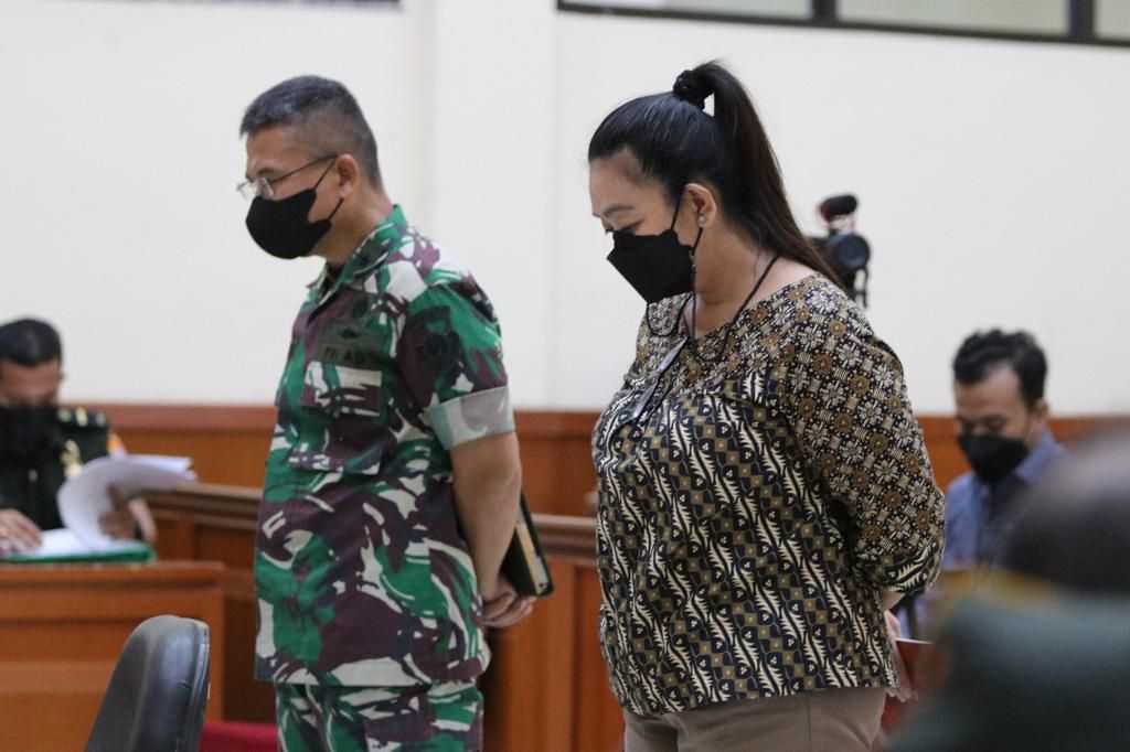 Dua terdakwa kasus dugaan korupsi Tabungan Wajib Perumahan Angkatan Darat atau TWP AD, Brigadir Jenderal TNI Yus Adi Kamrullah dan Ni Putu Purnamasari, dalam sidang perdana kasus TWP AD di Pengadilan Militer Tinggi II, Jakarta, April lalu.