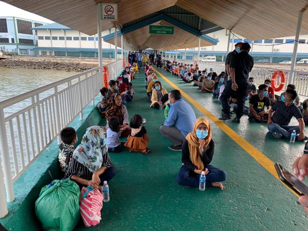 Sebanyak 240 pekerja migran Indonesia bersiap dipulangkan dari Tawau, Malaysia, Rabu (3/6/2020). Mereka dideportasi karena bermasalah dengan dokumen keimigrasian.