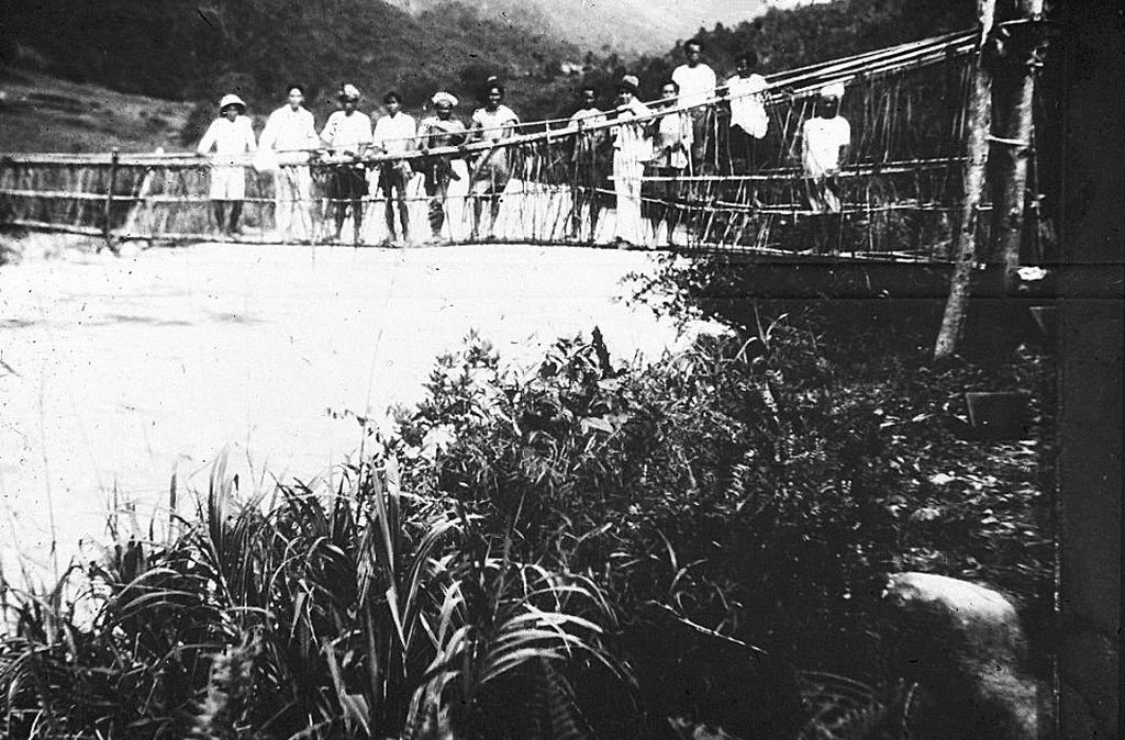 Dua belas pria Bumiputra di atas jembatan gantung di Sulawesi Selatan tahun 1930-an (sumber: KITLV Leiden).
