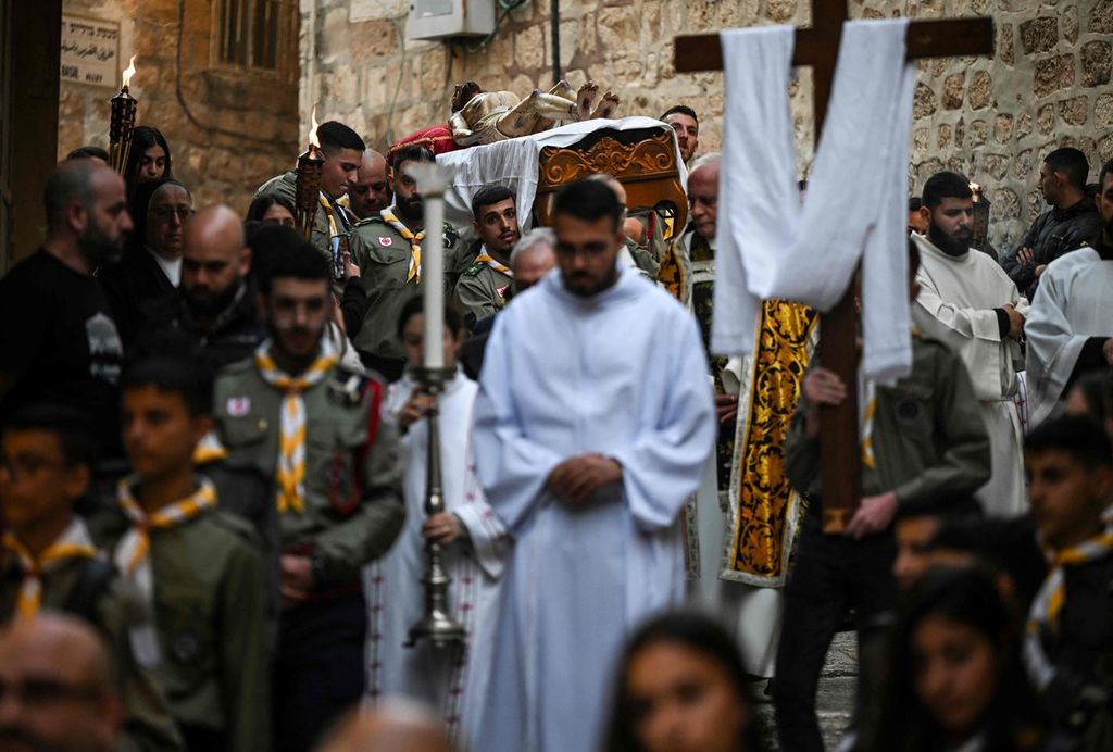 Warga mengikuti prosesi Jalan Salib menuju Gereja Makam Suci di Kota Tua Jerusalem, Jumat (29/3/2024).